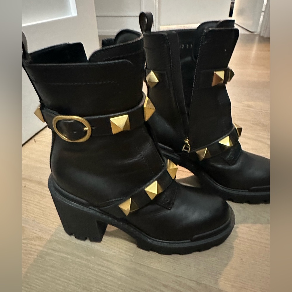 Like new authentictic Valentino leather boot